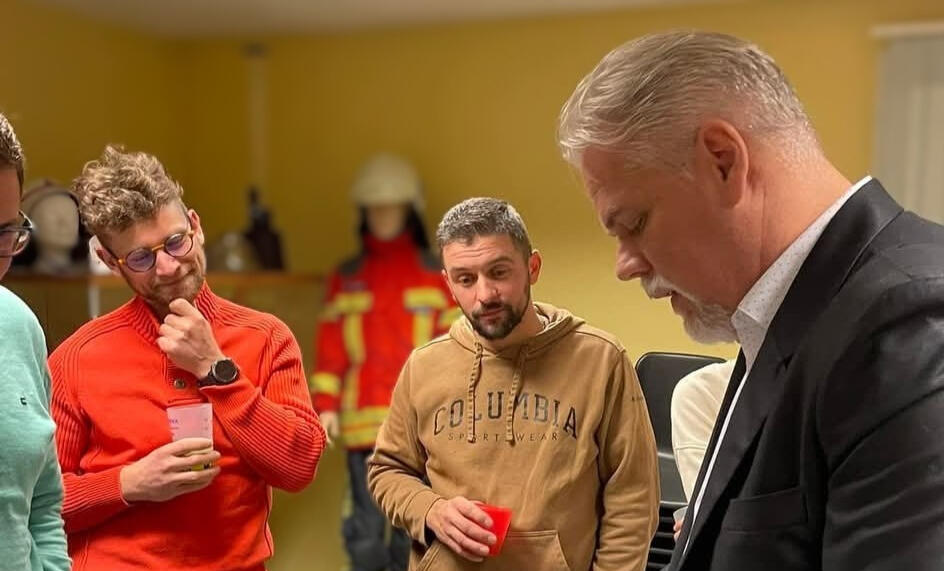 Alex Reeve divertit les invités spectacle de mentalisme en petit comité